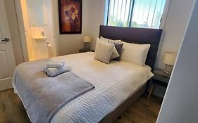 2Br Wollongong Home 5 Mins Walk To Hospital & Train Station With Free Parking And Fast Wi-Fi